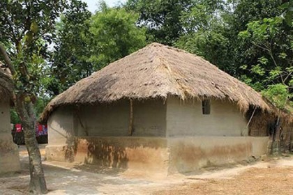 হারিয়ে যাচ্ছে মাটির ঘর

