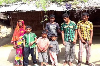 ৫ প্রতিবন্ধী ছেলেকে নিয়ে বিপাকে মোজাম্মেলের পরিবার

