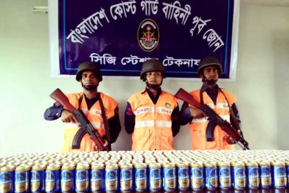 টেকনাফে মদ ও বিয়ার উদ্ধার

