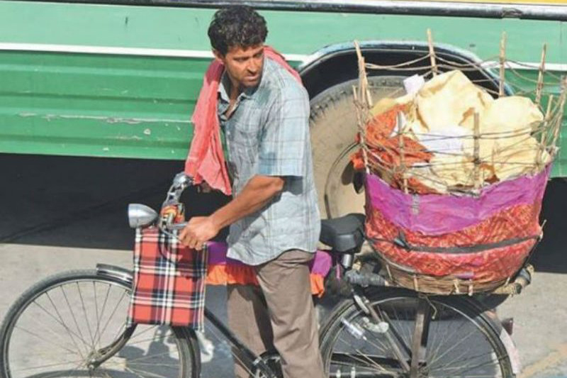রাস্তায় পাঁপড় বিক্রি করছেন এই বলিউড তারকা!