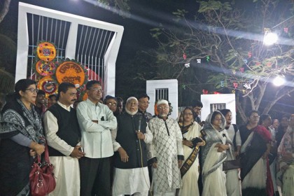 রাত গভীর হওয়ার সঙ্গে বাড়তে থাকে জনতার উপস্থিতি