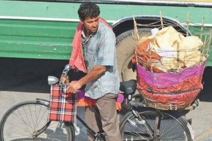 রাস্তায় পাঁপড় বিক্রি করছেন এই বলিউড তারকা!