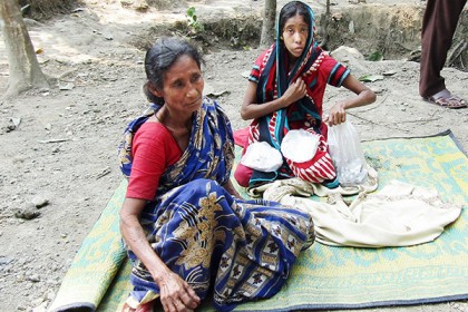 ভিখারি শেফালির মাথা গোঁজার ঠাঁইটুকু কেড়ে নিলো দুর্বৃত্তরা!
