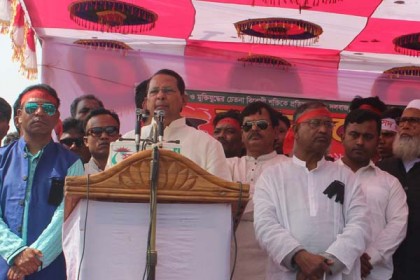 'জঙ্গি ও দুর্নীতির বিরুদ্ধে শেখ হাসিনা লড়াই করছেন'

