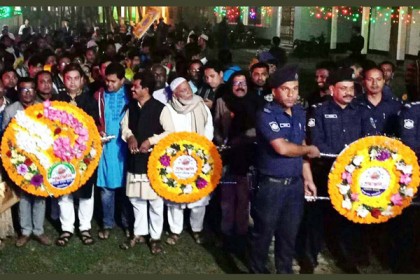 শহীদ মিনারে কিছুক্ষণ নীরবতা