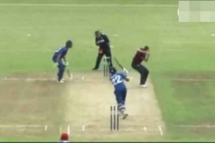 বোলারের মাথায় বল লেগে ছক্কা (ভিডিও)