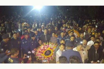 চাঁপাইনবাবগঞ্জে শহীদ মিনারে মানুষের ঢল