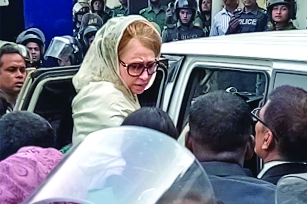 খালেদার আপিলের কপি দুদক আইনজীবীদের হাতে
