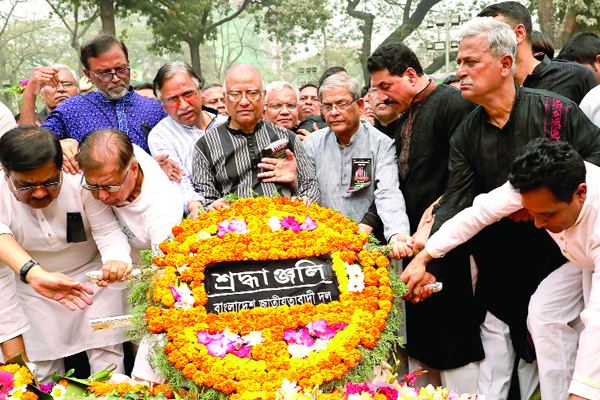 শহীদ মিনারে শ্রদ্ধা জানান বিএনপির কেন্দ্রীয় নেতারা