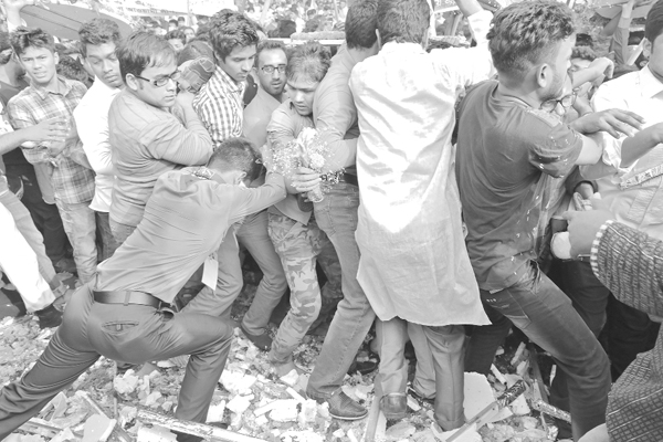 বিশৃঙ্খল পরিস্থিতি কেন্দ্রীয় শহীদ মিনারে