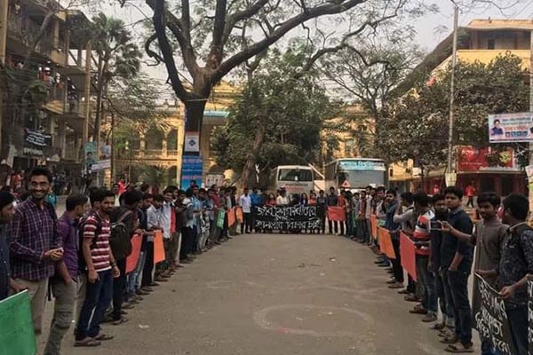জবি শিক্ষার্থীদের ওপর হামলার প্রতিবাদে বিক্ষোভ

