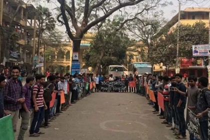 জবি শিক্ষার্থীদের ওপর হামলার প্রতিবাদে বিক্ষোভ

