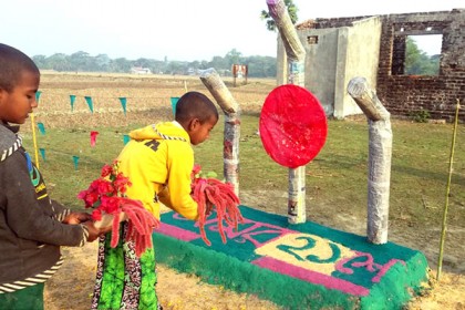 বাঁশ-সুতা-রঙিন কাগজের শহীদ মিনারে উপকূলীয় শিশু-কিশোরের শ্রদ্ধা