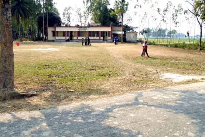 সীমানা প্রাচীর না থাকায় ঝুঁকিতে শিশুরা