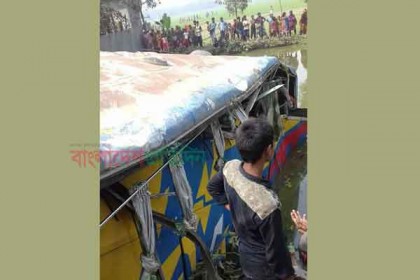 ময়মনসিংহে বাস নিয়ন্ত্রণ হারিয়ে খাদে, নিহত ৪