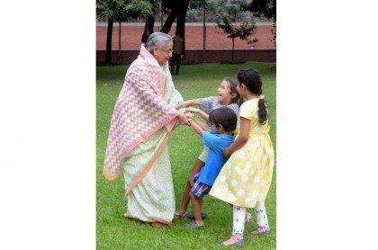 নাতি-নাতনিদের সঙ্গে প্রধানমন্ত্রীর ছুটির বিকেল