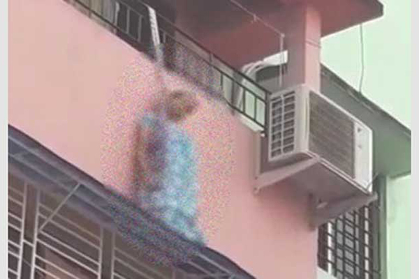 বৃদ্ধা মাকে হত্যার পর ফ্লাটের রেলিংয়ে লাশ ঝুলিয়ে দিল ছেলে!