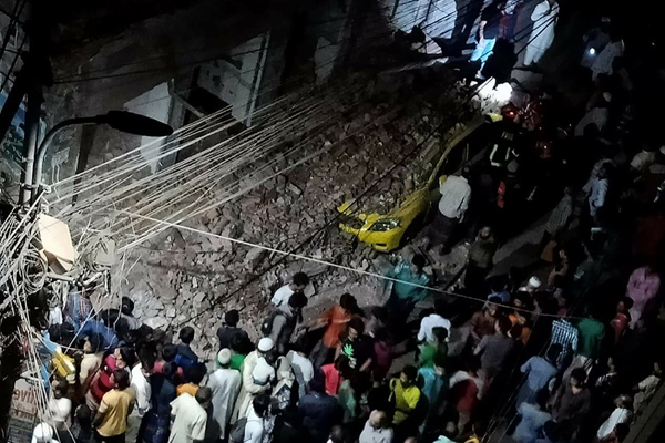 পুরান ঢাকায় ভবন ধসে হতাহতের আশঙ্কা 

