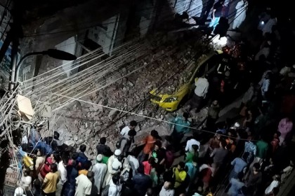পুরান ঢাকায় ভবন ধসে হতাহতের আশঙ্কা 

