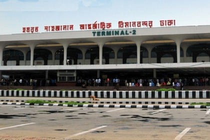 শাহজালালে চার্জার লাইট ভেঙে স্বর্ণবার উদ্ধার

