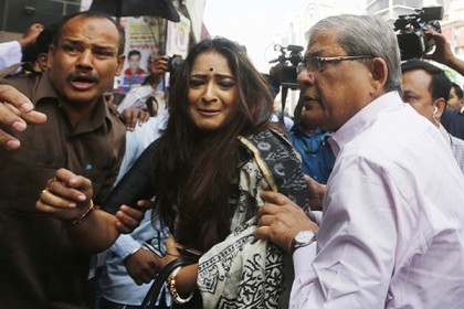 বিএনপির 'কালো পতাকা' কর্মসূচিতে বাধা, লাঠিচার্জ-ধরপাকড়
