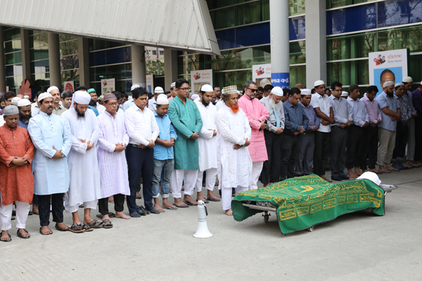 ইস্ট ওয়েস্ট মিডিয়া কমপ্লেক্সে মহিউদ্দিন আহমেদের জানাযা সম্পন্ন