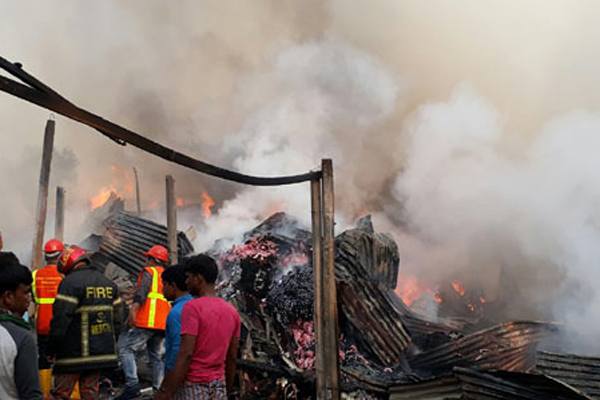 গাজীপুরের কোনাবাড়িতে ঝুটের গুদামে আগুন