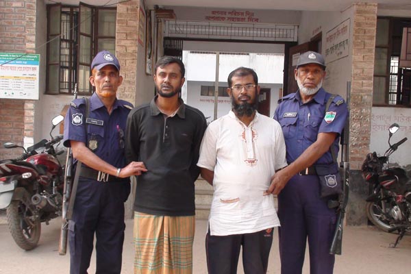 সাতক্ষীরায় অস্ত্রসহ দুই ব্যবসায়ী আটক

