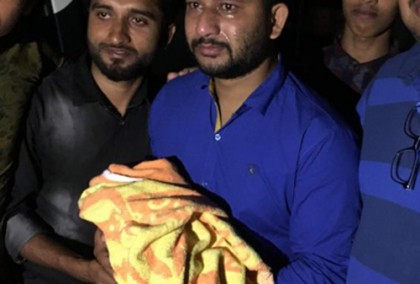 পিতৃহীন নবজাতককে নিঃসন্তান সরকারি কর্মকর্তা দম্পতির হাতে হস্তান্তর
