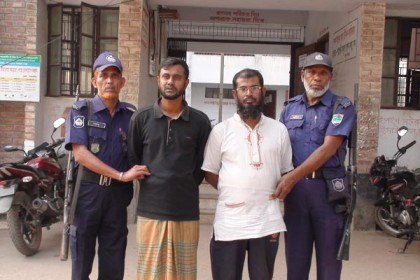সাতক্ষীরায় অস্ত্রসহ দুই ব্যবসায়ী আটক
