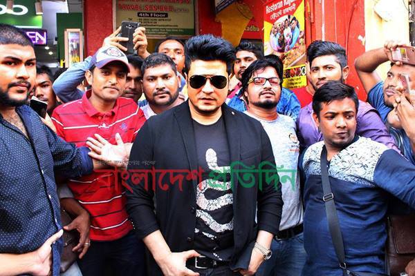 মোবাইল সিমের প্রচারনায় ফেরদৌস এখন মালয়েশিয়ায়