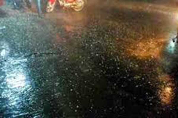 মধ্যরাতে রাজশাহীতে বৃষ্টিসহ বজ্রঝড়