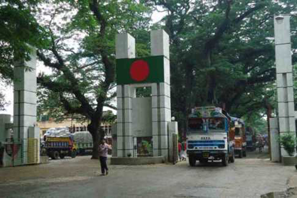 বেনাপোল সীমান্তে সাড়ে ১৫ লাখ টাকাসহ পাচারকারী আটক
