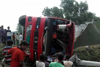 আখাউড়ায় পিকনিকের বাস খাদে পড়ে ১৫ শিক্ষার্থী আহত