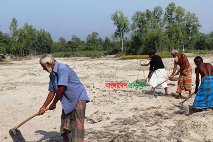 বন্যার ৭ মাস পরও দুর্ভোগ কাটেনি বীরগঞ্জের হাজারো মানুষের
