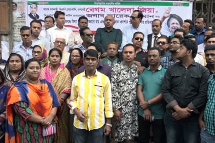বরিশালে পুলিশের কঠোর বেষ্টনীতে বিএনপির বিক্ষোভ সমাবেশ 
