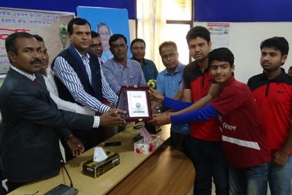 নেত্রকোনায় ক্ষুদে ফুটবলারদের সংবর্ধনা
