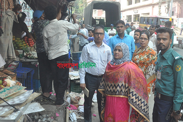 ফুটপাত দখলের দায়ে ৮ ব্যবসায়ীকে জরিমানা
