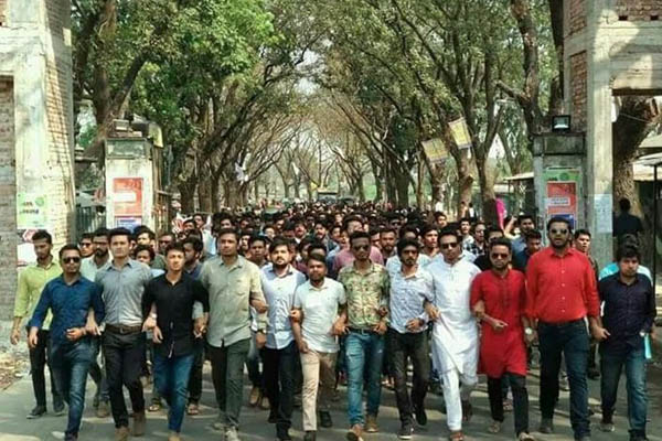 চবিতে ৪ শিক্ষার্থী বহিষ্কারের প্রতিবাদে বিক্ষোভ
