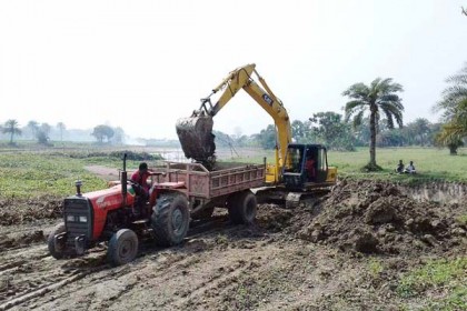 লালপুরে পাল্লাডাঙ্গা নদীর মাটি কেটে বিক্রি করছে প্রভাবশালীরা