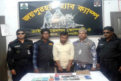 জয়পুরহাটে হুন্ডির টাকাসহ যুবক গ্রেফতার