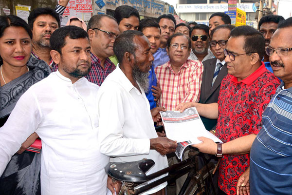 খালেদা জিয়ার মুক্তির দাবিতে বগুড়ায় লিফলেট বিতরণ