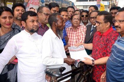 খালেদা জিয়ার মুক্তির দাবিতে বগুড়ায় লিফলেট বিতরণ