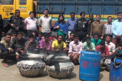 বরিশালে ৩টি ট্রাক বোঝাই চিংড়ির রেনুসহ আটক ১৯