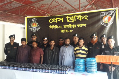 মাদারীপুরে বিপুল পরিমাণ মাদকসহ আটক ৫

