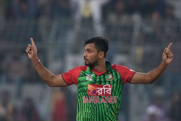 প্রিমিয়ার লিগে মাশরাফির বোলিং ম্যাজিক!