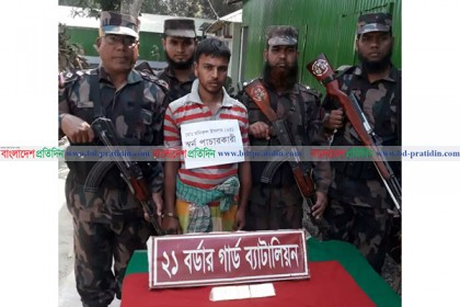 বেনাপোলে ১০ সোনার বারসহ পাচারকারী আটক 