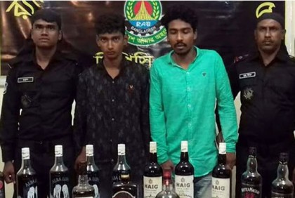 নাটোরে বিদেশি মদ ও অস্ত্রসহ ৩ মাদক বিক্রেতা আটক