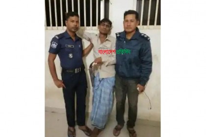 টেকনাফে অর্ধ ডজন মামলার আসামি অস্ত্রসহ গ্রেফতার
