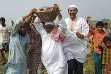 টুকরি মাথায় রাস্তার কাজে উপজেলা চেয়ারম্যান!
